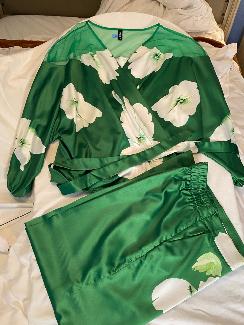 STYLEWE Green Satin Floral Wrap Top and Pants Set $40